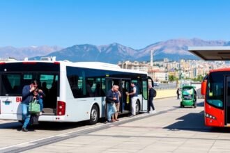 Helyi buszok Malaga városában, utasok felszállással