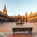 A Plaza de España padjai és monumentális épületei Sevillában.