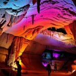 Can Marçà cseppkőbarlang varázslatos sziklaalakzatai és színes világítása