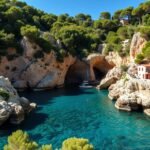 Eldugott öböl Mallorca szigetének gyönyörű panorámája.