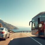 Autóbérlés és buszozás tájképe Ibizán, a tengerpart mellett.