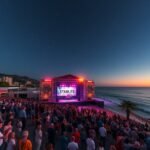 Starlite fesztivál Marbellában a tengerparton este.