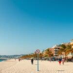 Marbella tengerpartja napos időben, pálmával és strandolókkal.