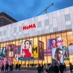 Modern Művészeti Múzeum (MoMA) New Yorkban, kortárs művészeti kiállításokkal.