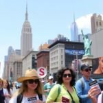 Turisták New Yorkban a CityPASS-szal az Empire State Building előtt