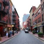 Fells Point macskaköves utcái bárokkal Baltimore városában