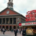 Faneuil Hall és Quincy Market Bostonban, látogatók a piacon