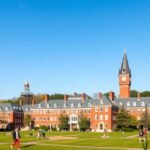 Harvard Egyetem kampusza Cambridge-ben, látogatók a zöld területen.