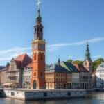 Graz városának ikonikus Óratornyának panorámája és környezete.