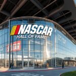 A NASCAR Hírességek Csarnoka épülete Charlotte-ban, amerikai versenyautókkal.