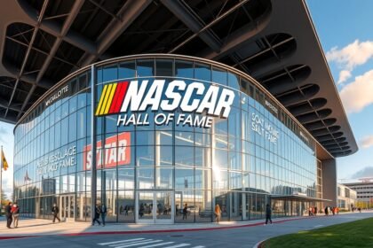 A NASCAR Hírességek Csarnoka épülete Charlotte-ban, amerikai versenyautókkal.