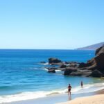 Napsütéses tengerpart a Kanári szigeteken, nyaralás ideális környezetben.