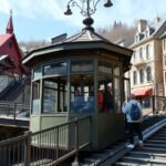 A sikló a Quebec régi városában, gyönyörű épületek között.