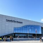 A Kanadai Háborús Múzeum épülete, látogatók a bejáratnál