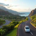 Autó a hawaii úton pálmafák között