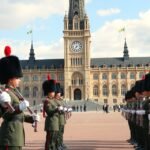 Őrségváltás a kanadai Parlament előtt, különleges egyenruhákban.