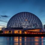 Science World Vancouver, interaktív tudományos központ gyönyörű éjszakai fényben.