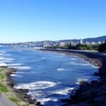 Seawall tengerparti úton bicikliző emberek Vancouverben