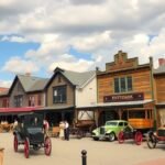 Heritage Park Historical Village történelmi épületei és régi autói
