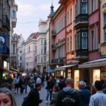 Bukarest, Lipscani óváros nyüzsgő utcája történelmi épületekkel