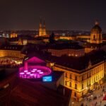 Bukarest éjszakai élet, neon fényekkel teli teraszok és klubok.