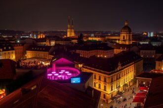 Bukarest éjszakai élet, neon fényekkel teli teraszok és klubok.