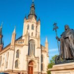 A Szent Mihály-templom és Mátyás király szobra Kolozsváron