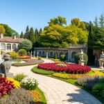 Színes virágokkal és szobrokkal díszített kert a Kolozsvári Botanikus Kertben.