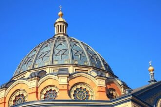 A Cion neológ zsinagóga kupolájának részlete Nagyváradon