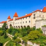 A Takácsok bástyája Brassó városában, Romániában, zöldellő környezetben.