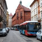 Buszok és autók az óvárosban Brassóban, Románia