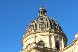 A Braunstein-palota díszes kupolája Jászvásáron, Romániában.