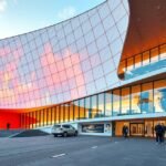 A POLIN Múzeum modern épülete Varsóban, üvegezett homlokzattal.