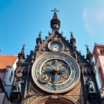 Prága Orloj csillagászati óra részlet napfényben.