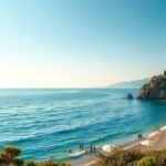 Tengerparti látkép Nápoly közelében, emberek a vízben és a fövenyen.