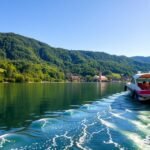 Hajókázás a Brnói-víztározón, festői táj és zöld dombok