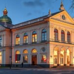 A Morva Galéria épülete Brnóban, Csehországban, este, megvilágítva.