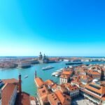 Kilátás a Szent Márk harangtoronyból Velencére, lagúna és csatornák.