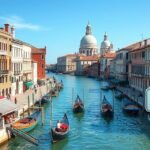Gyönyörű velencei csatorna a gondolákkal és helyi építészet csodáival.