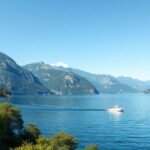Iseo-tó és a környező hegyek panorámája hajóval.