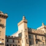 A Castel Nuovo impozáns tornyai Nápolyban, tiszta éggel a háttérben.