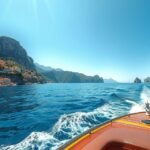 Hajóút Nápolyból Caprira, gyönyörű víz és sziklafalak.