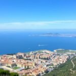 Panorámás kilátás Nápolyról a tenger és a hegyek felé.