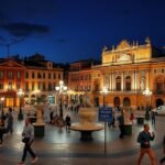 Esti fények a Piazza Ferrarese Bari városában, Olaszországban.