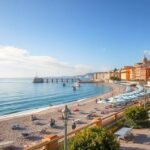 Bari tengerpartja napsütéses időben, gyönyörű épületekkel.