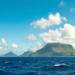 Azori-szigetek tengerparti táj sűrű felhőkkel és hegyekkel