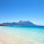 Mondello tengerpartja, fehér homok és smaragd víz Palermo közelében.