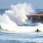 Szörföző Lanzarotén a hullámok között, napos időben.