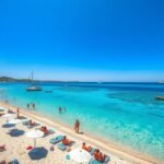 Kolovare strand Zárában, napsütéses tengerparti pihenés