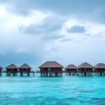 Maldív-szigetek vízparti bungalói esős időjárásban